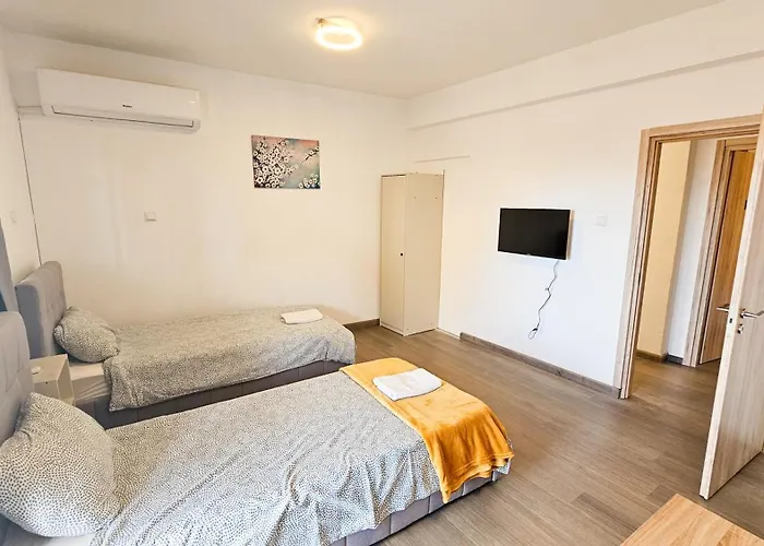 Downtown Rooms, Next To The Chabad Lubavitch