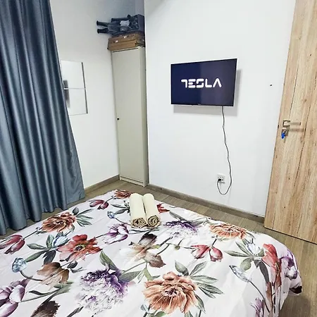 Downtown Rooms, Next To The Chabad Lubavitch *