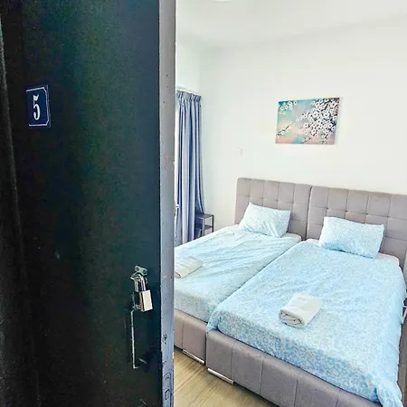 Downtown Rooms, Next To The Chabad Lubavitch
