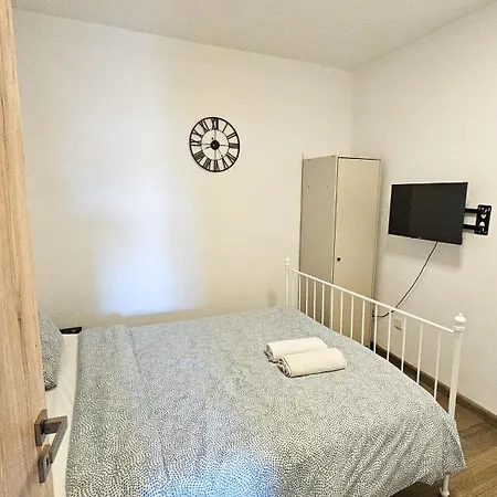Downtown Rooms, Next To The Chabad Lubavitch *