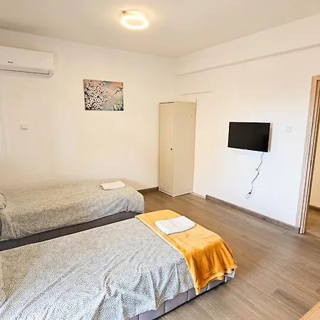 Downtown Rooms, Next To The Chabad Lubavitch